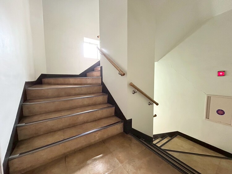 その他 共用部の階段です。明るく清潔に管理されています。