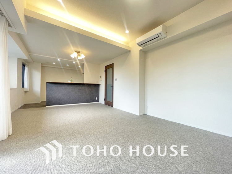 内装 広がりのある住空間、家族が集まるリビング・ダイニング