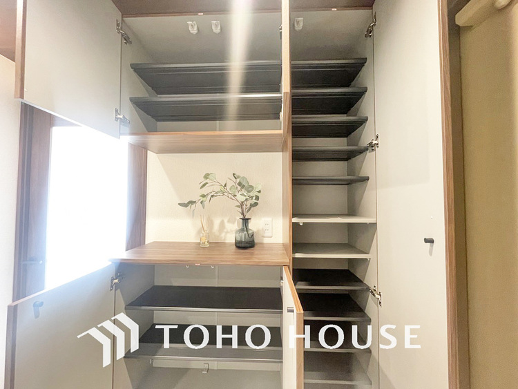 収納 玄関にはご家族分の履き物も十分収納できる充実の収納スペースあり