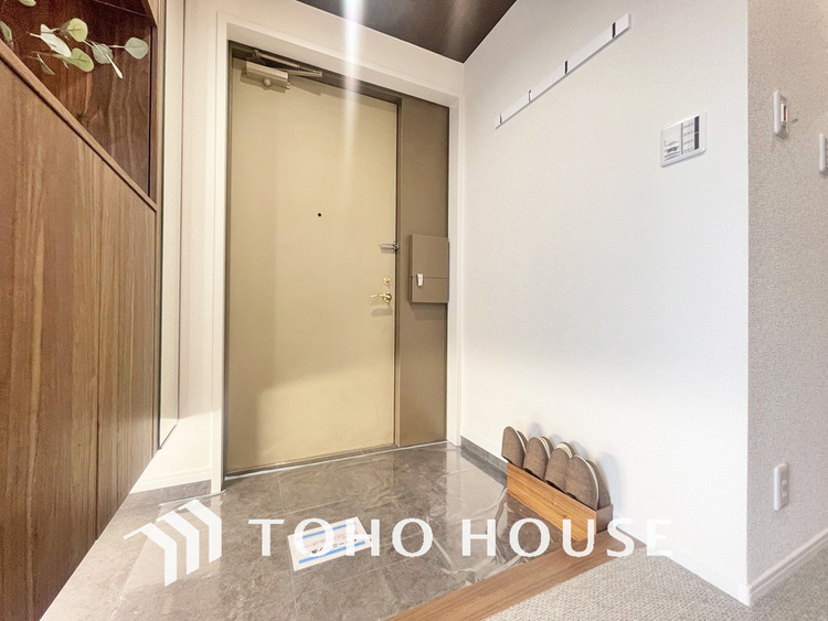 玄関 落ち着いた雰囲気の玄関、家族の帰りを暖かく迎えてくれます