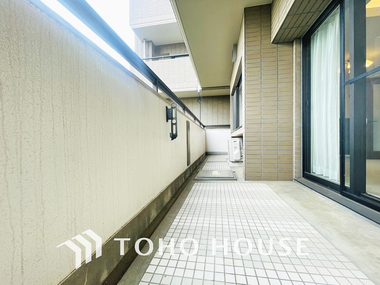 バルコニー 日当たりの良いバルコニーで晴れの日の洗濯物も楽しみになりますね