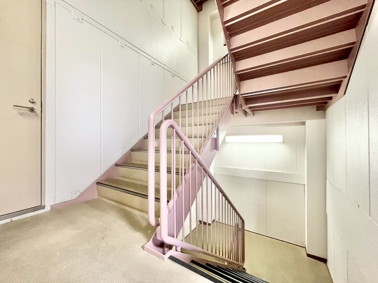 その他 共用部の階段です。明るく清潔に管理されています。