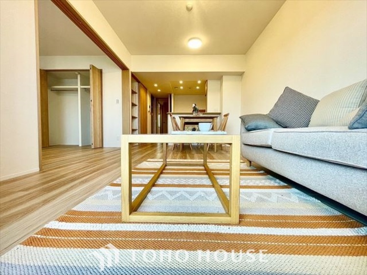 内装 【LIVING】◆陽光◆が差し込む。この開放的なLDKに家族の笑顔が集う。家族が一緒に過ごす空間は明るく、そして居心地よく。