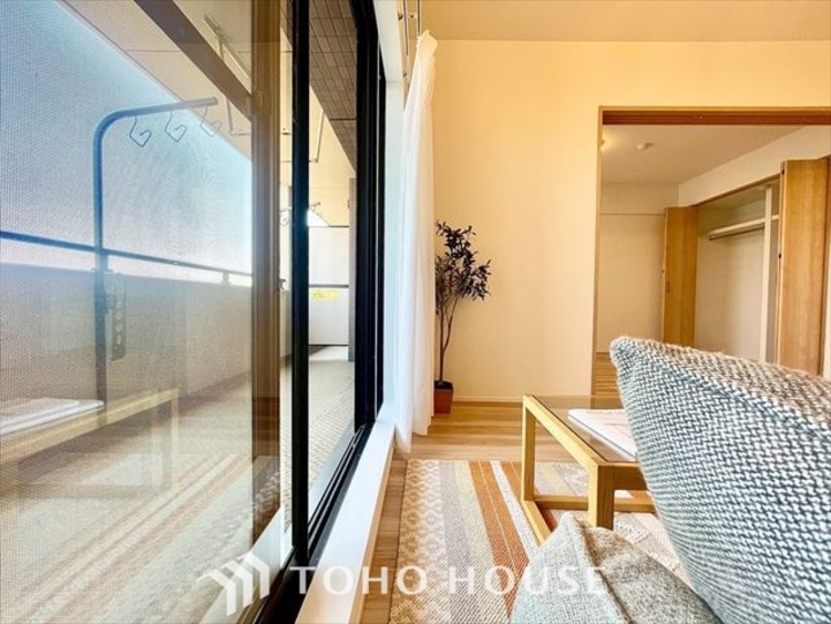 内装 【LIVING】◆扉を◆開くとこの景色。家族の”おかえり”の声が聞こえてきそう。