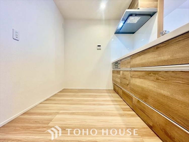 キッチン 【KITCHEN】◆ワクワク◆開放的で機能性も高いシステムキッチン。お子様は毎日のご飯にワクワク！