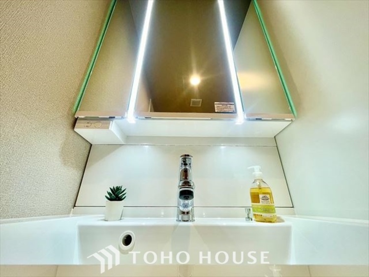洗面 【WASHROOM】◆快適◆煌びやかな暮らしの中にも忘れたくない快適さ。大きな収納が助けてくれます。