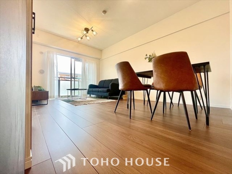 内装 【LIVING】◆眩い◆光が燦々と入り、家族の笑顔を照らす。「いつまでも続いて」と願う夢のような毎日がここにある。