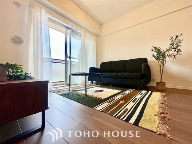 内装 【LIVING】◆陽光◆が差し込む。この開放的なLDKに家族の笑顔が集う。家族が一緒に過ごす空間は明るく、そして居心地よく。