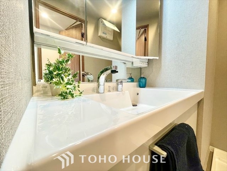 洗面 【WASHROOM】◆快適◆煌びやかな暮らしの中にも忘れたくない快適さ。大きな収納が助けてくれます。