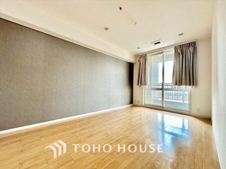 内装 現在改装中【LIVING】◆陽光◆が差し込む。この開放的なLDKに家族の笑顔が集う。家族が一緒に過ごす空間は明るく、そして居心地よく。