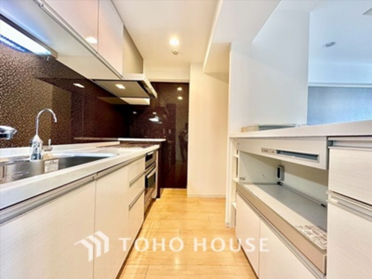 キッチン 現在改装中【KITCHEN】◆ワクワク◆開放的で機能性も高いシステムキッチン。お子様は毎日のご飯にワクワク！