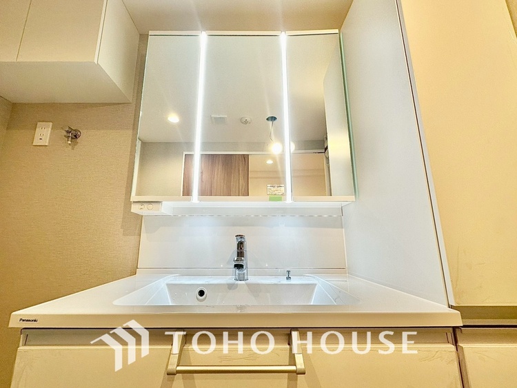 洗面 【WASHROOM】◆快適◆煌びやかな暮らしの中にも忘れたくない快適さ。大きな収納が助けてくれます。