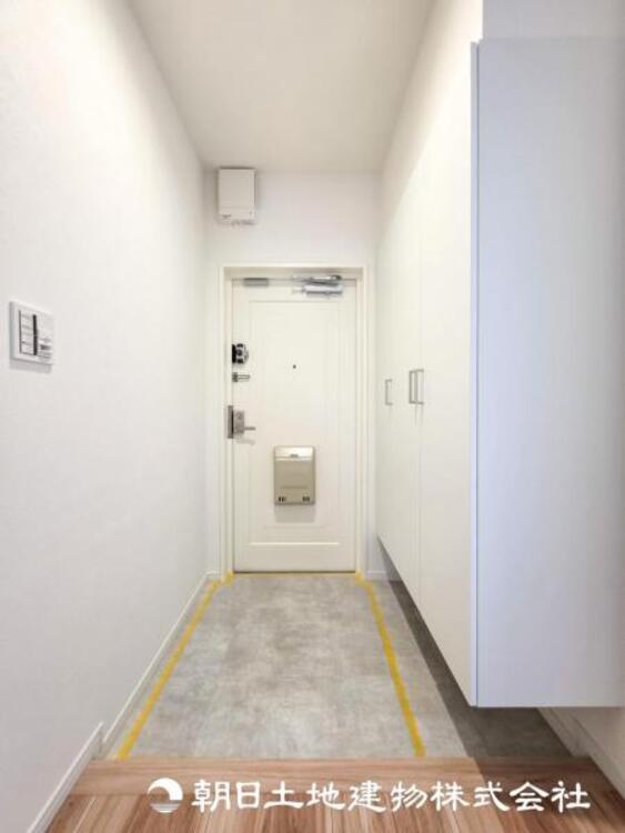 その他 【玄関】大切な家族、お客様をお迎えする玄関は住宅の入口。落ち着いた雰囲気で暖かく迎えてくれます。収納もたっぷりあります。