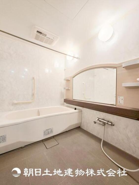 風呂 【浴室】上品な色合いが魅力のバスルームは、ほっと落ち着く空間を作り出しています。広々とした浴槽で体を癒やしながら、疲れを取り除けるような仕様です。お子様と一緒に楽しく入るのもいいですね。