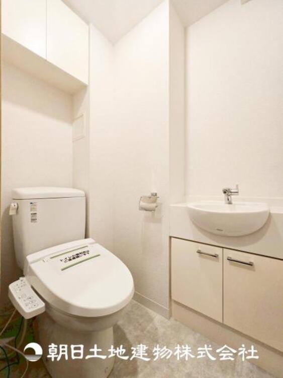 トイレ 【トイレ】家族みんなが毎日使う場所だから。お掃除がしやすい方はいい。いつまでも清潔な空間を保てるように、汚れをふき取り易いフロアと壁紙をチョイス致しました。洗浄便座になっておりますので、とても清潔にご使用いただけます。