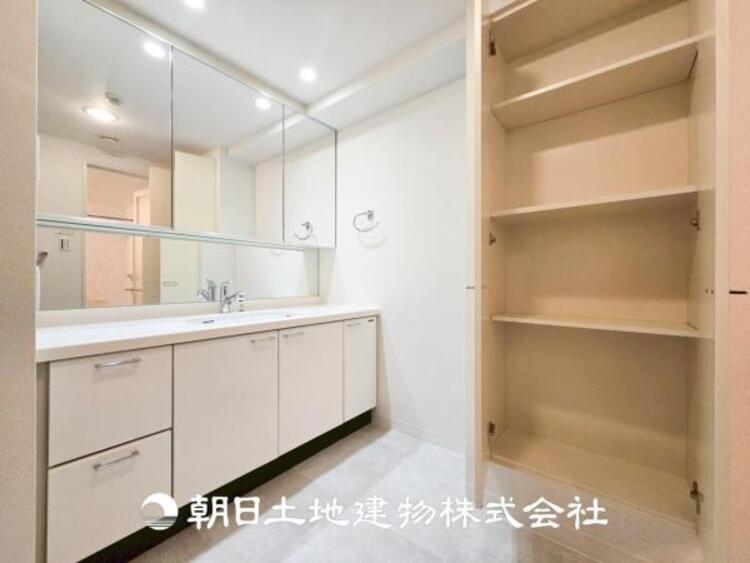 洗面 【洗面化粧台】慌ただしい1日が始まり、充実した1日の終わりを締めくくる洗面所。快適に過ごせることはもちろん、収納や機能性を兼ね備えた洗面化粧台です。快適に過ごせることはもちろん、収納や機能性を兼ね備えた洗面化粧台です。