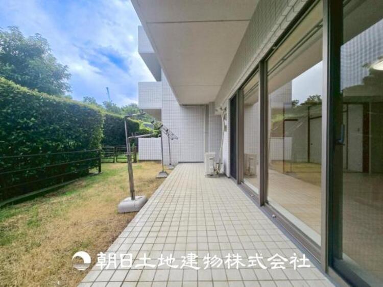 バルコニー 【バルコニー】温かい太陽を感じる事ができるのは、目の前に遮るものが無いから。彼方に広がる風景が絵画のように広がります。