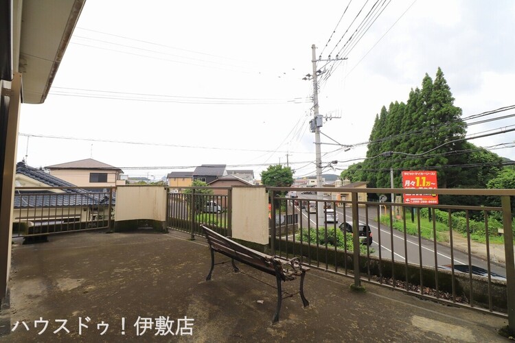 その他 【ルーフバルコニー】2F部分に広々としたバルコニーがついており、椅子や机を置いて、ゆっくりとくつろげます