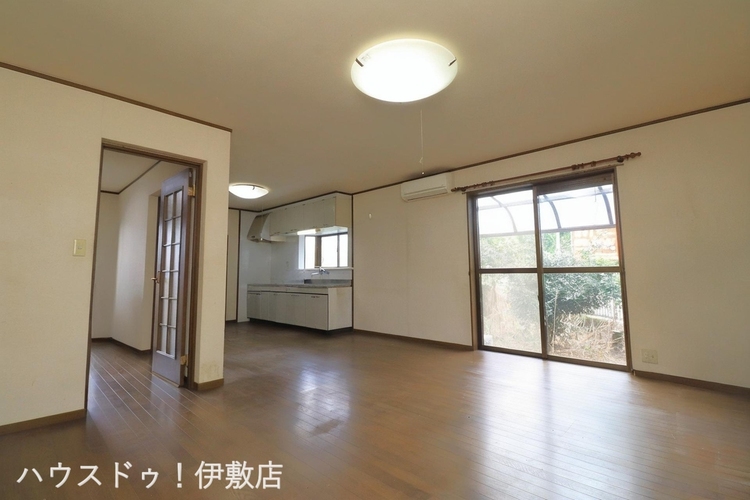 居間 【リビング】南側の掃き出し窓から暖かい自然光が入るリビング※AIによる家具消し済