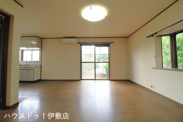 居間 【リビング】南側と西側の2面に窓があり、一日を通して明るいリビングです！※AIによる家具消し済