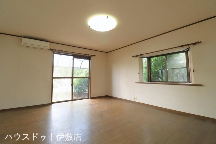 居間 【リビング】出窓になっており、日差しが入りやすくなっております※AIによる家具消し済