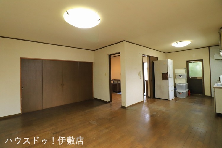 居間 【リビング】リビング隣接に和室があり、引き戸を開けると開放感のある空間が広がります※AIによる家具消し済