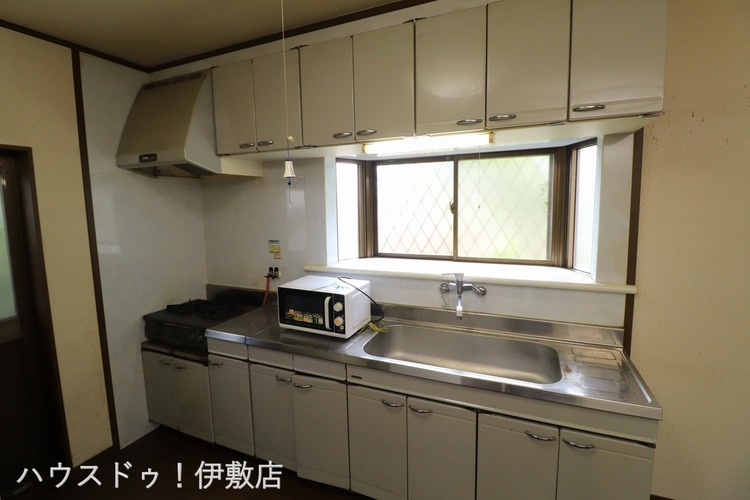 キッチン 【キッチン】吊戸棚付きで収納豊富なキッチン！窓付きで、明るいキッチンです