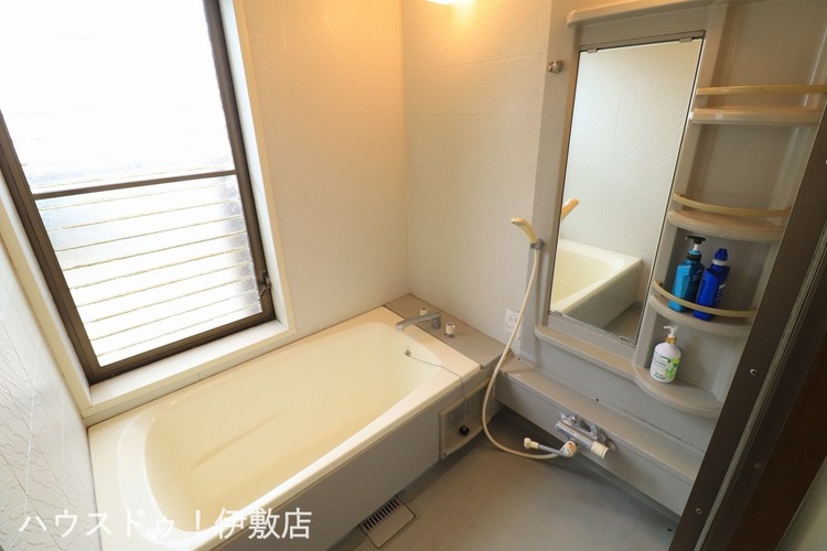 風呂 【浴室】広々とした浴室で、足を伸ばしてゆっくりと過ごせます