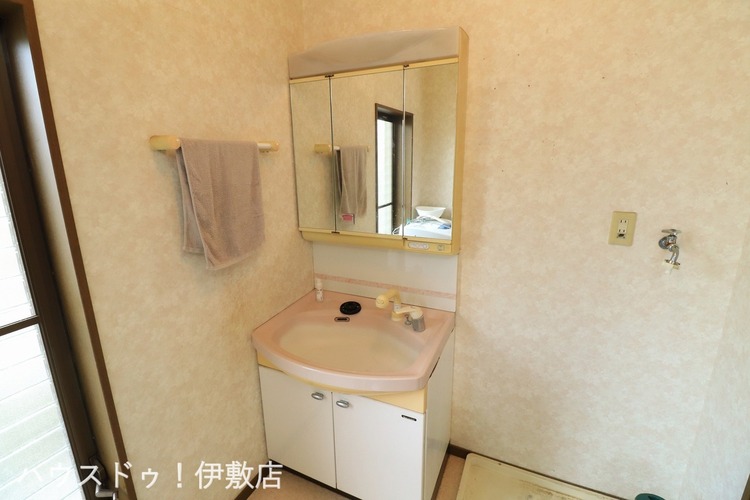 その他 【洗面台】人気の3面鏡を採用しました。ミラー裏が収納になっているので、生活感を出さずに収納することが出来ます