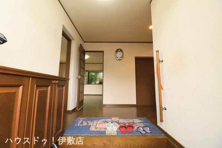 玄関 【玄関】ゆとりのある玄関フロアは気持ちにもゆとりをもって行動ができそうですね。