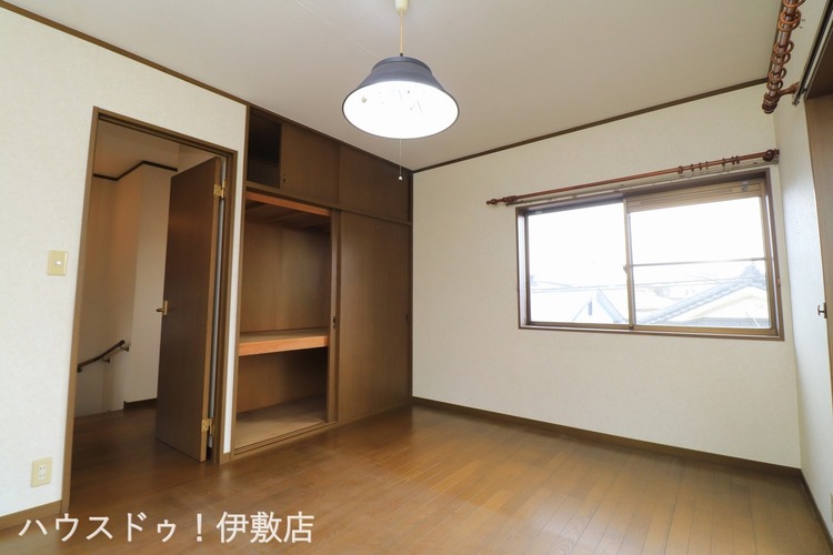 内装 【2F洋室】大き目の押し入れ付きです