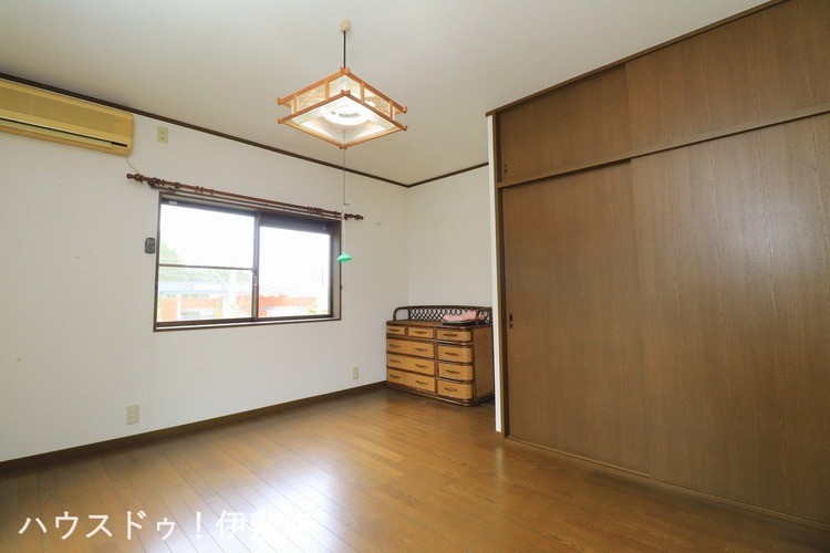 内装 【2F洋室】「他社で住宅ローンに落ちてしまった」「車のローンが残っている」など、住宅ローンでお困りの方はぜひ一度弊社までご相談ください。