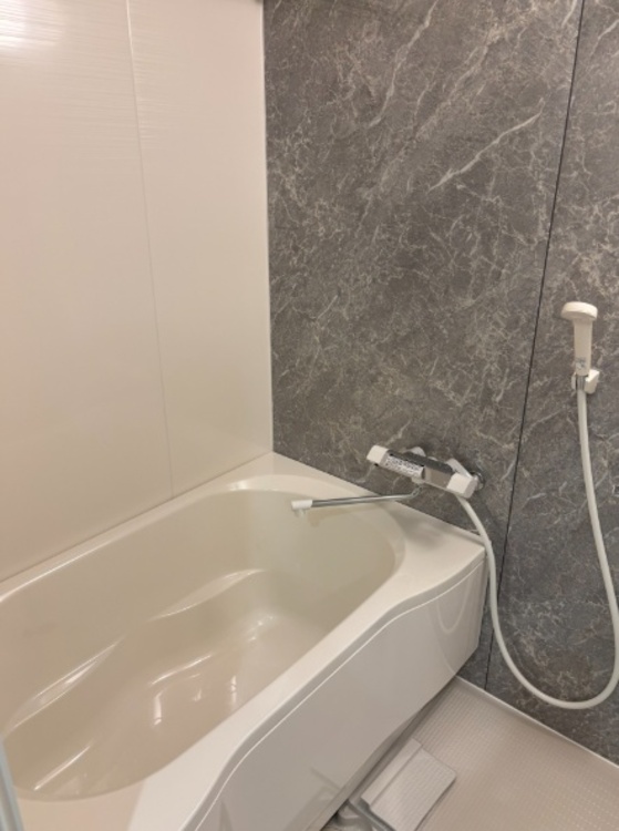 風呂 一日の疲れを癒すバスルームは、心地よいリラックスを叶える清潔感溢れる空間です。