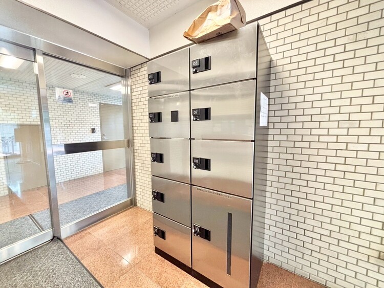 設備 共用部分の宅配ボックスです。留守中の荷物受け取りもできるので、安心して外出ができますね。