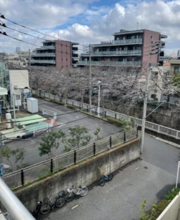 バルコニー 窓を開けると広がる青空。心をリフレッシュして日々を過ごしていきましょう。