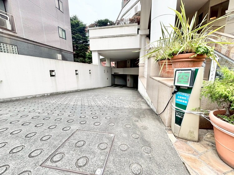 駐車場 本物件の駐車スペースです。車種制限のある場合もございますので、お気軽にお問い合わせくださいませ。