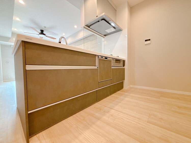 キッチン スマートな意匠と充実の機能を備えたキッチンが、暮らしにおいしい彩りを添えます。