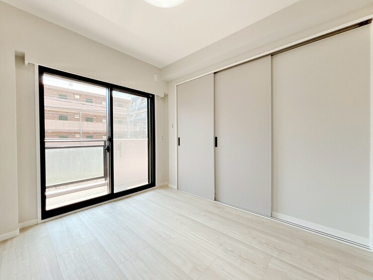 寝室 ベッドも十分に設置するスペースがあります。