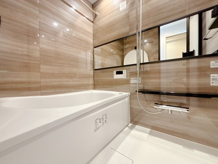 風呂 一日の疲れを癒すバスルームは、心地よいリラックスを叶える清潔感溢れる空間です。