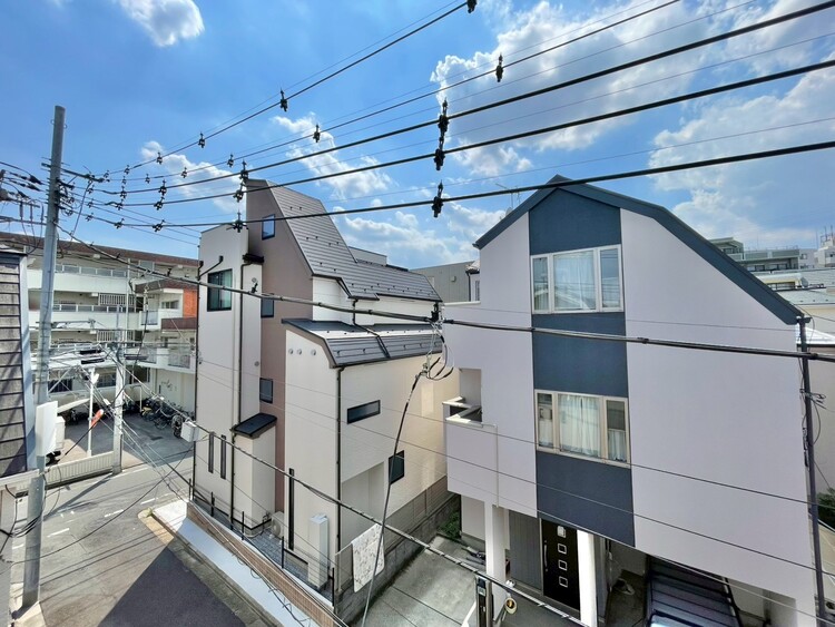 バルコニー 窓を開けると広がる青空。心をリフレッシュして日々を過ごしていきましょう。