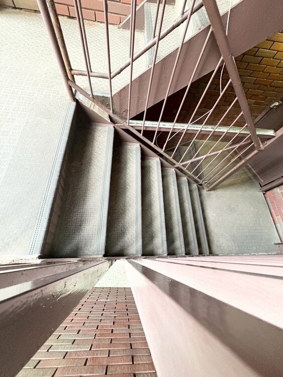 その他 共用部の階段です。明るく清潔に管理されています。