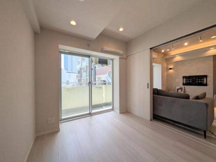 内装 採光もアクセントの一つとして。プライベートルームにはやさしい光が射し込んでいて、この明るい好みの空間で読書や音楽。充実した時間を過ごせます。日中に明りをつける必要が無い事も物件選びの大きな条件。