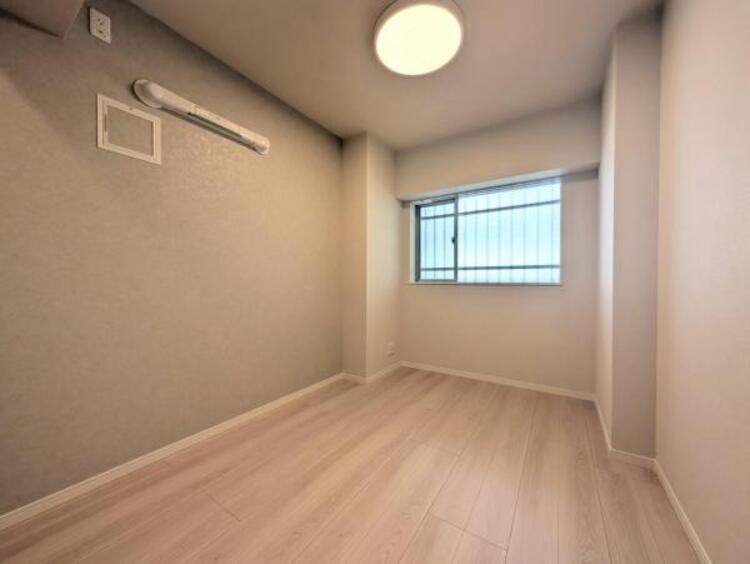 内装 充分な広さの寝室は、収納スペースもしっかり設けてあります。すっきりと物を片付けることができるので、お部屋の広さを有効活用できます。リビングだけでなく個室の居心地も重要なポイントで陽当たりも良好。