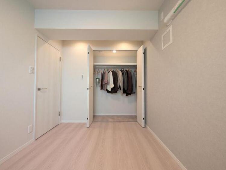 内装 全居室にクローゼットを完備！普段使いのお洋服や小物はもちろん、季節物のお洋服などもしっかりと整理整頓おしまい頂けます。整理整頓は床に物を置かない所から。居室空間をより広く隅々まで使用できます。