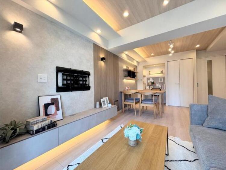 居間 一日の中で多くの時間を過ごすことになる住まいだからこそ、いつも穏やかな空間であるように心掛けています。構成する建材などへの配慮が、住まう方の健康を守ります。小さなお子様がいるご家庭でも安心です。