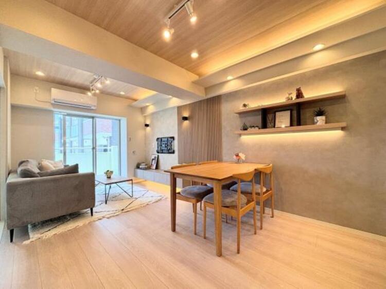 居間 一日の中で多くの時間を過ごすことになる住まいだからこそ、いつも穏やかな空間であるように心掛けています。構成する建材などへの配慮が、住まう方の健康を守ります。小さなお子様がいるご家庭でも安心です。