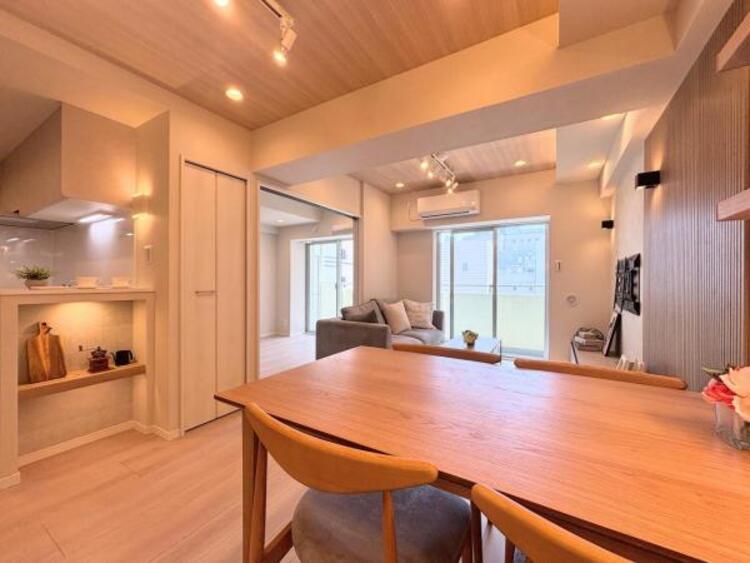 居間 一日の中で多くの時間を過ごすことになる住まいだからこそ、いつも穏やかな空間であるように心掛けています。構成する建材などへの配慮が、住まう方の健康を守ります。小さなお子様がいるご家庭でも安心です。