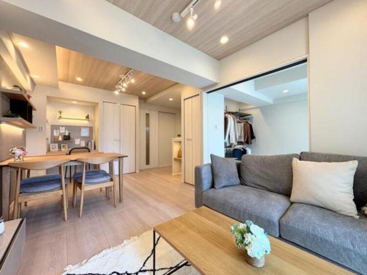 居間 一日の中で多くの時間を過ごすことになる住まいだからこそ、いつも穏やかな空間であるように心掛けています。構成する建材などへの配慮が、住まう方の健康を守ります。小さなお子様がいるご家庭でも安心です。