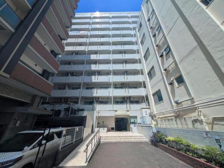 外観 光と風が行わたる開放感あふれる邸宅春には気持ちの良いそよ風、冬には朝の暖かな光季節の移り変わりを感じる暮らしを実現。四季の移ろいを感じる事ができる住宅は生活に潤いを与え、豊かな心を育みます。