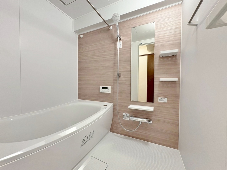 風呂 一日の疲れを癒すバスルームは、心地よいリラックスを叶える清潔感溢れる空間です。